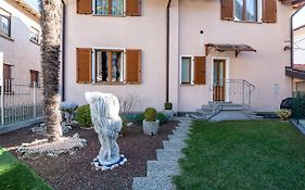 Apartment With Garden A Few Steps From The Lake - Larihome A06